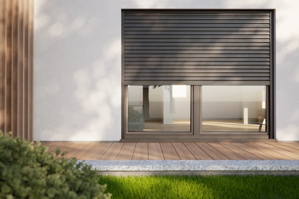 Façade extérieure moderne avec terrasse en bois et pelouse