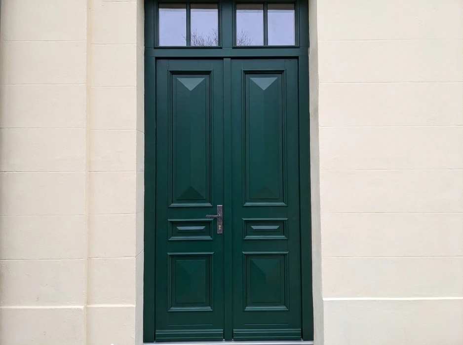 Porte d'entrée double battant en bois massif, peinte en vert bouteille, style classique haussmannien