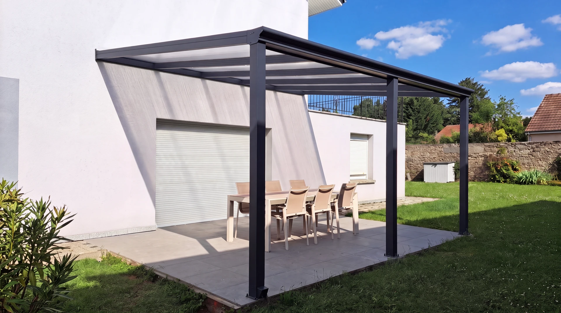 Terrasse couverte adossée à une maison moderne