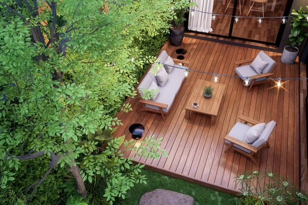 Façade extérieure moderne avec terrasse en bois et pelouse