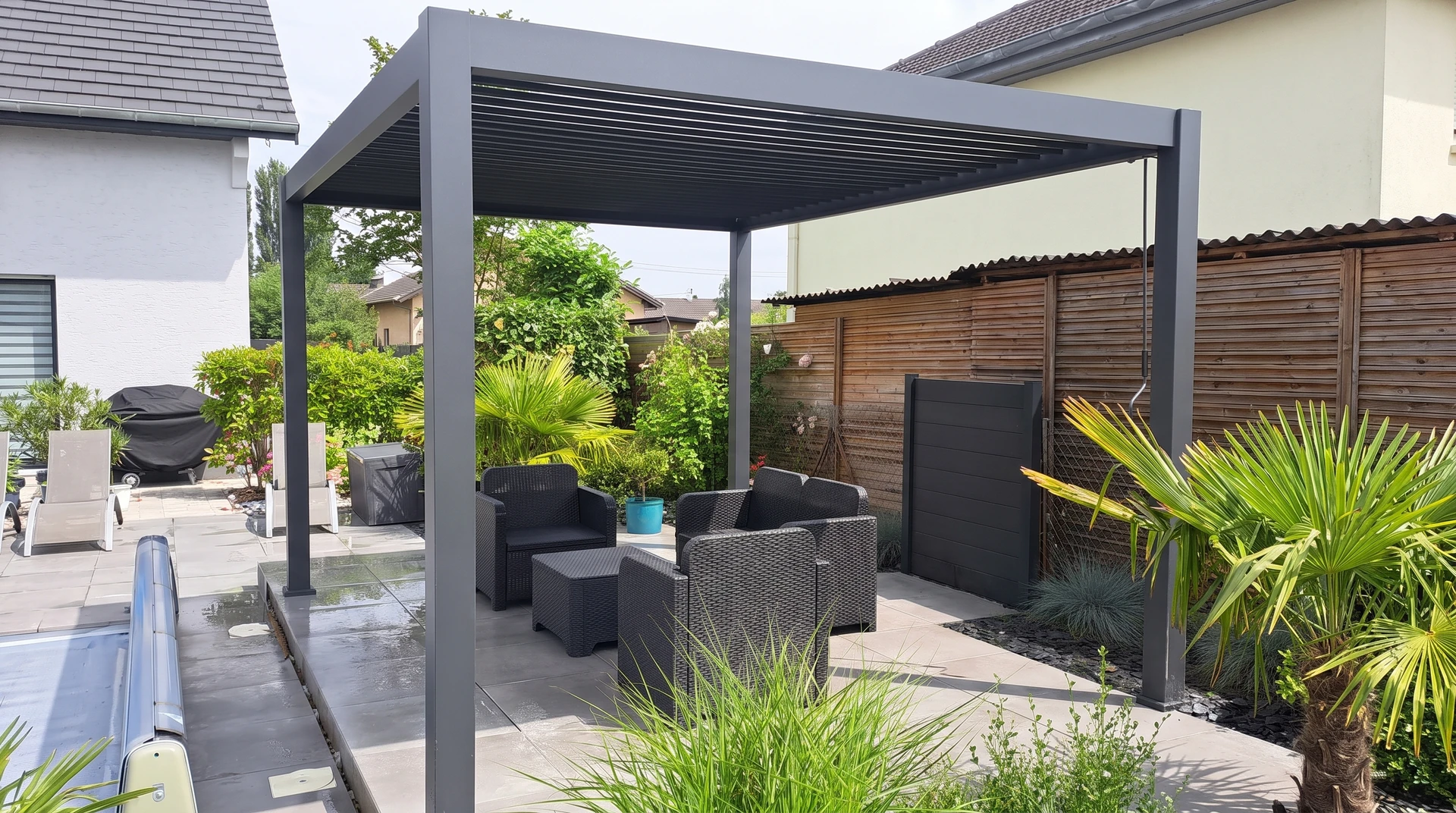 Terrasse extérieure moderne avec pergola bioclimatique à lames orientables en aluminium anthracite, structure autoportante 4 poteaux