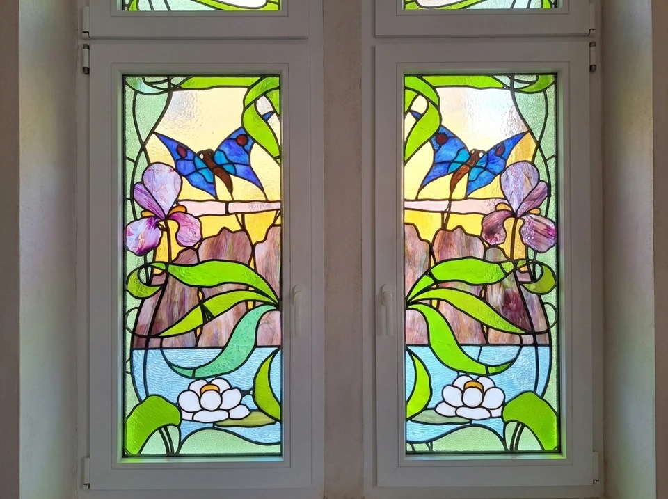 Intérieur lumineux avec double fenêtres PVC blanc à double vantaux et impostes fixes, vue sur rue avec bâtiment classique en pierre de taille ocre