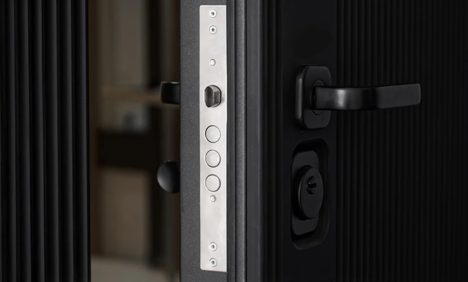 Portail piéton en aluminium gris anthracite, découpé laser motif végétal feuillage, avec serrure à poignée