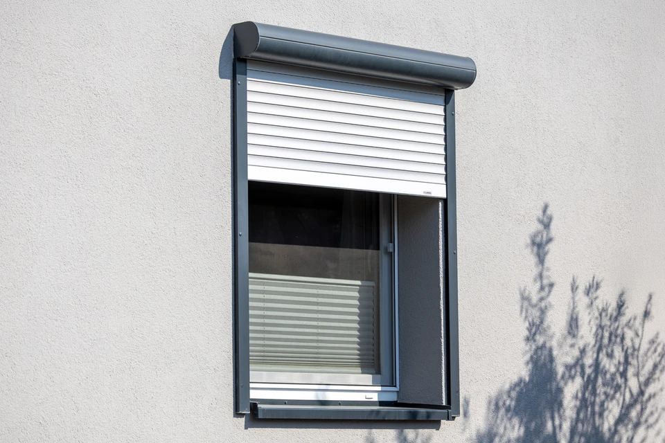 Portail coulissant motorisé, aluminium laqué anthracite avec insertions horizontales en inox brossé