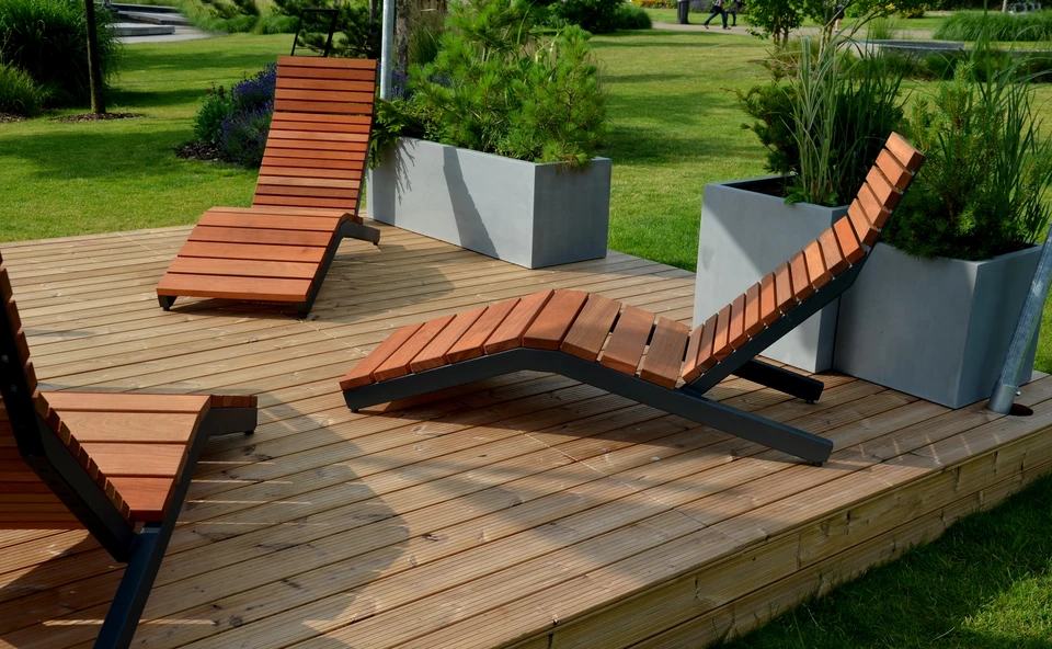 Terrasse extérieure en lames composites WPC gris clair, posées en pose parallèle avec joints décalés