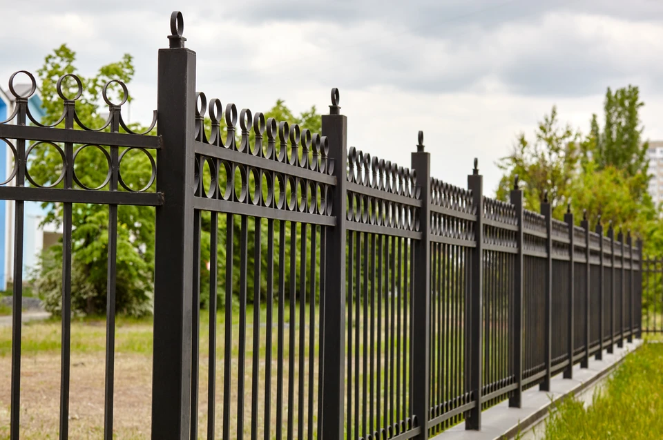 Entrée de maison individuelle avec portail coulissant et portillon en aluminium laqué anthracite (RAL 7016), barreaudage vertical espacé