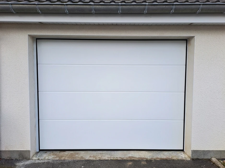 Entrée extérieure d'une maison avec une porte d'entrée moderne blanche à quatre inserts vitrés translucides et imposte vitrée
