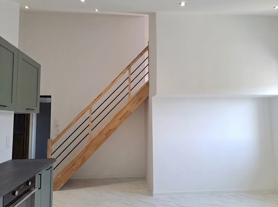 Entrée extérieure d'une maison avec une porte d'entrée moderne blanche à quatre inserts vitrés translucides et imposte vitrée