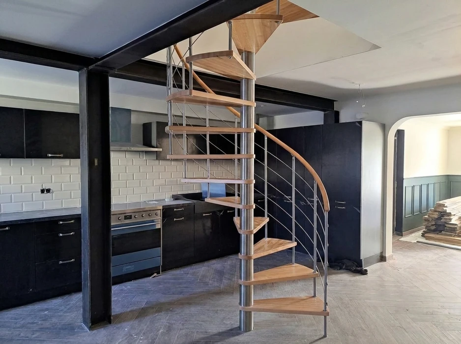 Entrée extérieure d'une maison avec une porte d'entrée moderne blanche à quatre inserts vitrés translucides et imposte vitrée